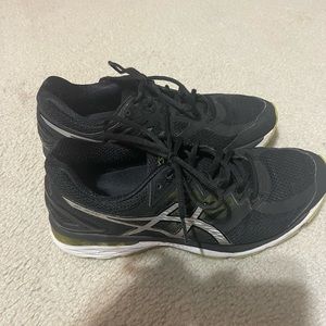 Men’s used Gt 2000 size 9 1/2